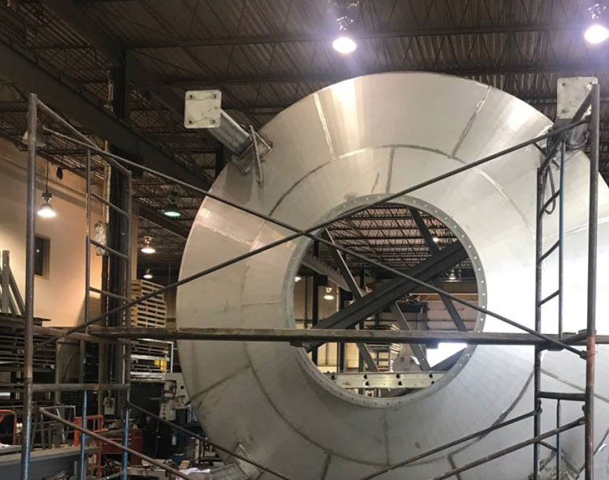 Grande structure circulaire en métal en cours de fabrication dans l'atelier d'ADI Laval